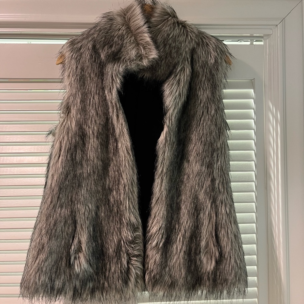 White House black market faux fur gillet size SP, in fabulous condition